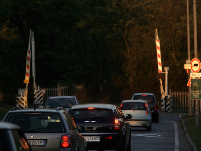 Passaggio a livello di Biassonoabbattuta una sbarra: pericolo