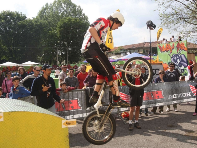 Monza, i bikers sfidano la gravitàBmx da urlo all’ex macello