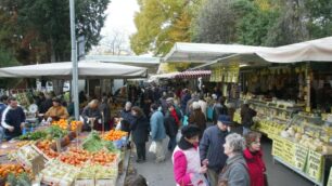Monza, mercato in piazza TrentoSpunta l’idea di un referendum