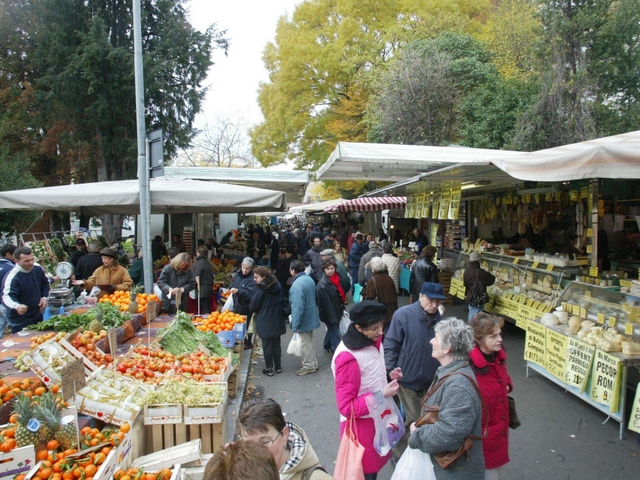 Monza, mercato in piazza TrentoSpunta l’idea di un referendum