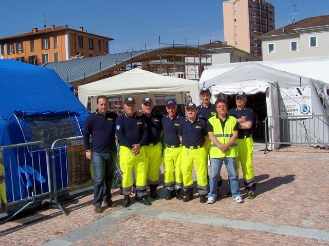 Seregno: la Protezione civilefa il pieno di gente in piazza