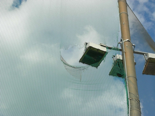Seveso, piovono «ufo» dal cieloPalazzo bersagliato dalle palline