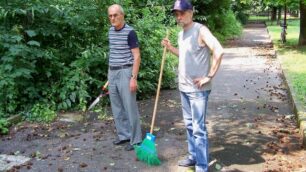 Seregno, al parco del Crocionela protesta della ramazza