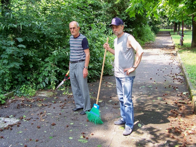 Seregno, al parco del Crocionela protesta della ramazza