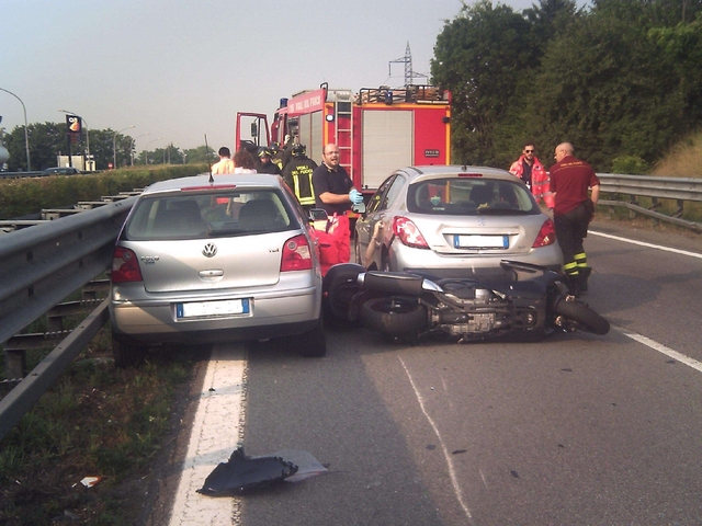 Giussano, tamponamento in 36Motociclista incastrato sotto auto