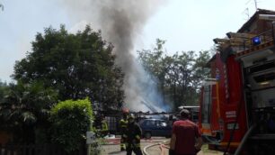 Lesmo, incendio in un capannoneVigili del fuoco a Cascina Pegorino