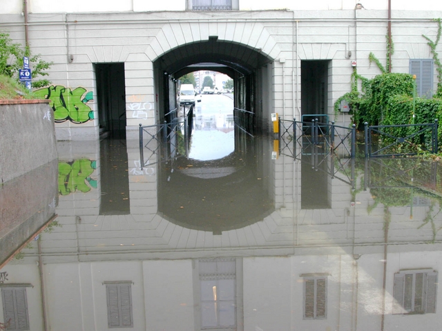 Desio, sottopasso Fs allagatocoppia «salvata» dai pompieri