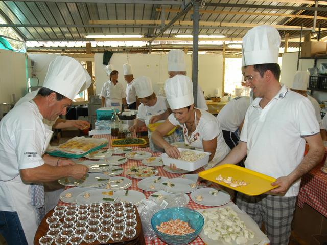 A Tavernola la sagra della sardinaE la tinca si mangia a Clusane