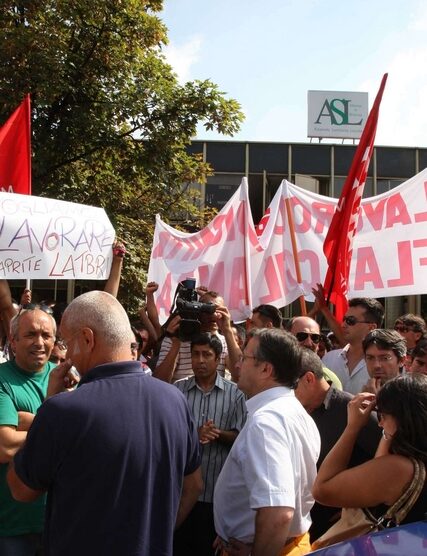 Rabbia e tensione tra i lavoratori «La nostra azienda è in regola»