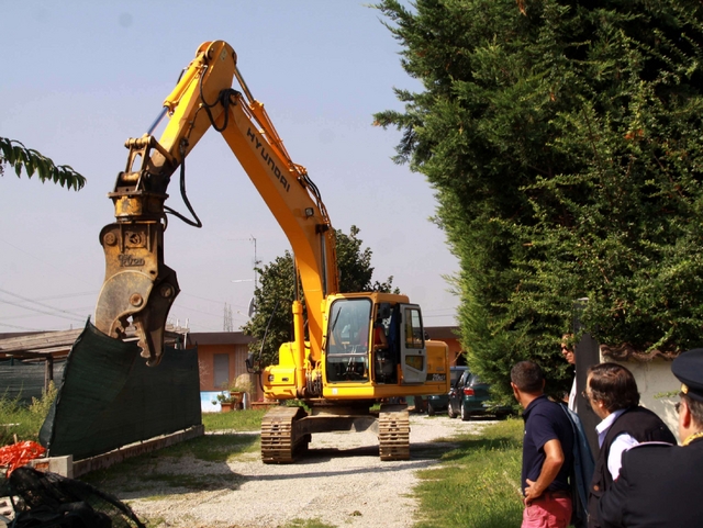 Desio, ruspe in via FerravillaMa la villa Reitano resta in piedi