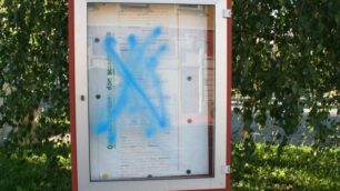 Spray blu contro la bacheca PdAlbiate, vandali in piazza Grandi