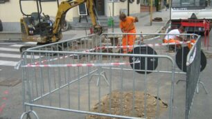 Bernareggio, paura in via PrinettiSi apre un cratere nella strada