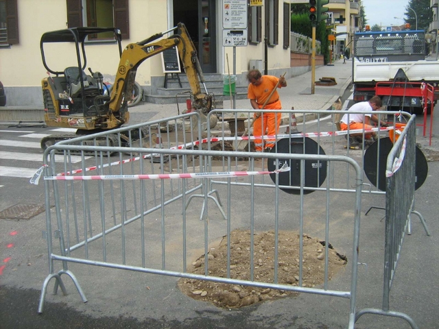 Bernareggio, paura in via PrinettiSi apre un cratere nella strada