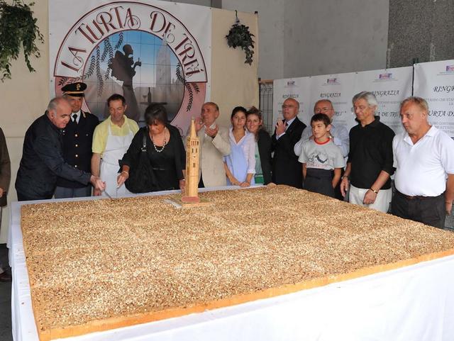 Domenica in piazza  maxi «turta de Treì»