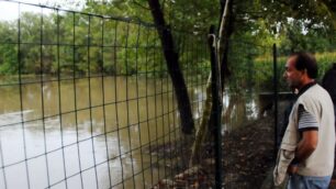 Renate, il Bevera esonda ancoraE in via Aldo Moro torna la paura