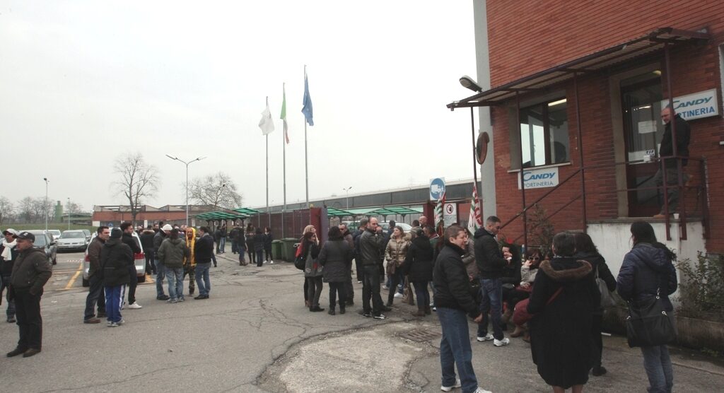 Brugherio, protesta alla CandyI lavoratori bloccano i cancelli