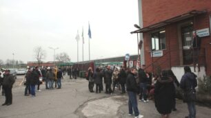 Brugherio, protesta alla CandyI lavoratori bloccano i cancelli