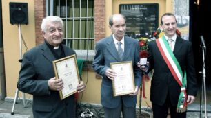 Briosco, una gran folla ai funeralidell’ex sindaco Natale Motta