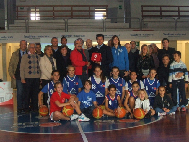 Lissone, un defibrillatorescende in campo con l’Apl