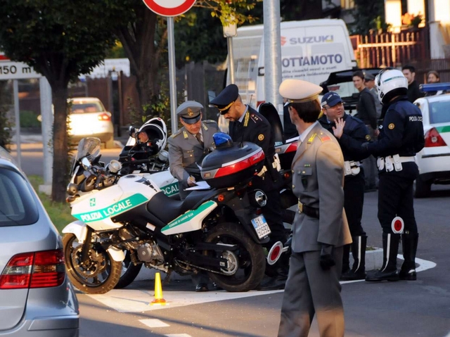 Carate, finanzieri e polizia localeBlitz lungo le strade e nei bar