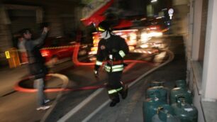 Vimercate, incendio alle AlerUn edificio rischia di esplodere