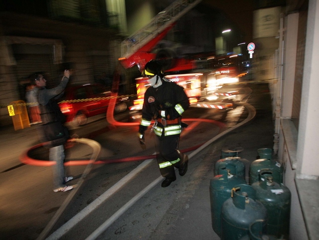 Vimercate, incendio alle AlerUn edificio rischia di esplodere