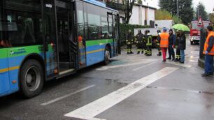 Carate, furgone contro autobusStudenti feriti, conducente grave