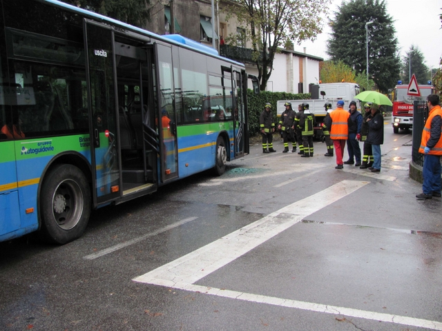 Carate, furgone contro autobusStudenti feriti, conducente grave