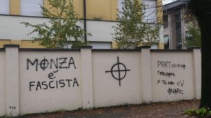 Monza, vandali al parchettoScritte nazifasciste sui muri