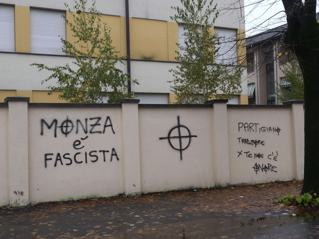 Monza, vandali al parchettoScritte nazifasciste sui muri