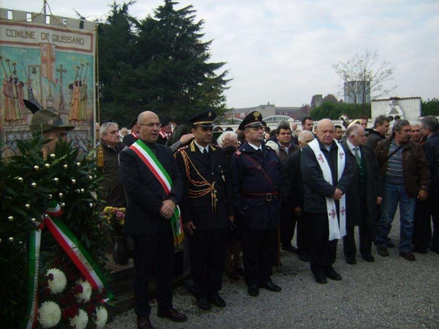Giussano, inaugurato a Robbianoil nuovo monumento ai caduti