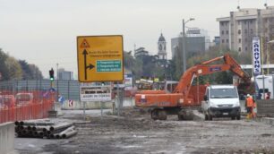 Monza, consegnata la petizione«Passerella su viale Lombardia»