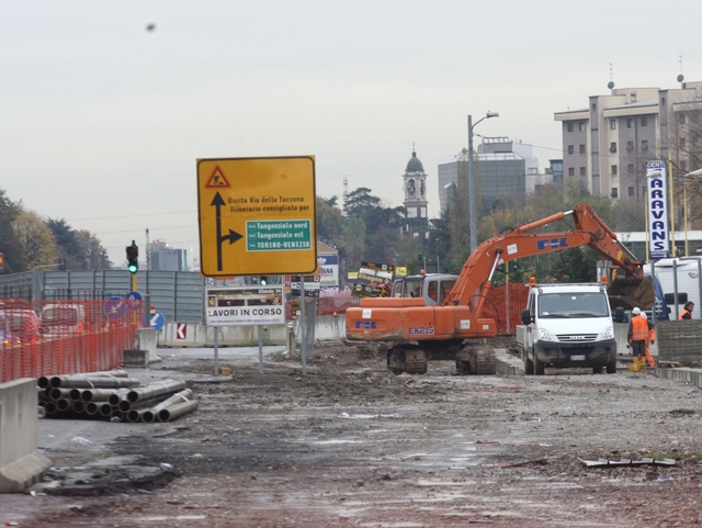 Monza, consegnata la petizione«Passerella su viale Lombardia»