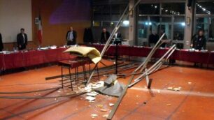 A Seveso crolla il soffittoPaura in consiglio comunale