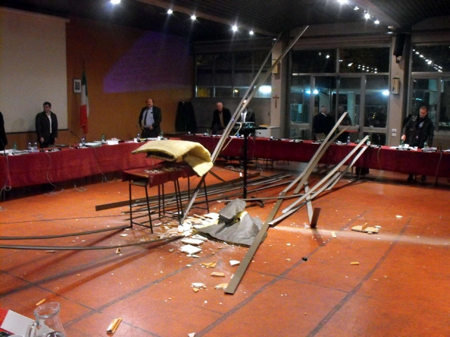 A Seveso crolla il soffittoPaura in consiglio comunale