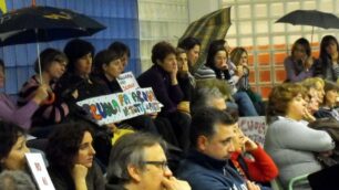 A Seveso la scuola fa acquaGenitori, ombrelli di protesta