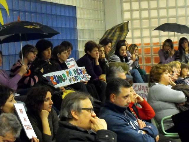 A Seveso la scuola fa acquaGenitori, ombrelli di protesta