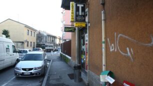 Brugherio, pistola e peperoncinoIn due e armati rapinano un bar