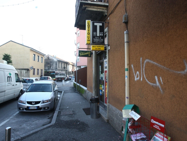 Brugherio, pistola e peperoncinoIn due e armati rapinano un bar