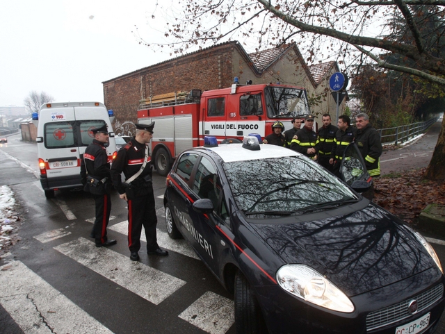 Monza, carabinieri e pompierisalvano uomo caduto nel Lambro
