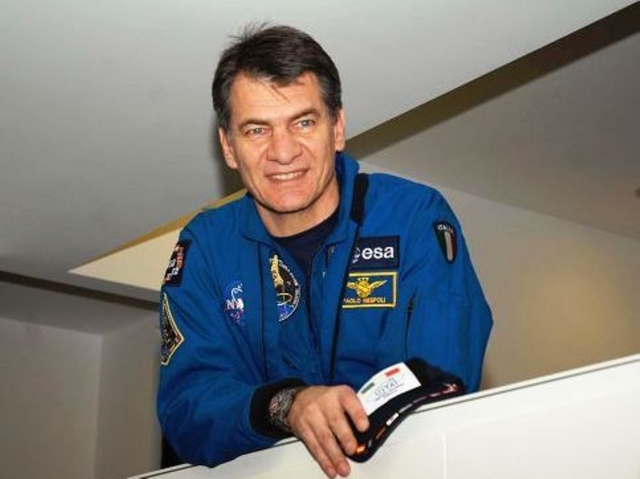 «Ma noi non siamo supereroi»Il libro dell’astronauta Nespoli