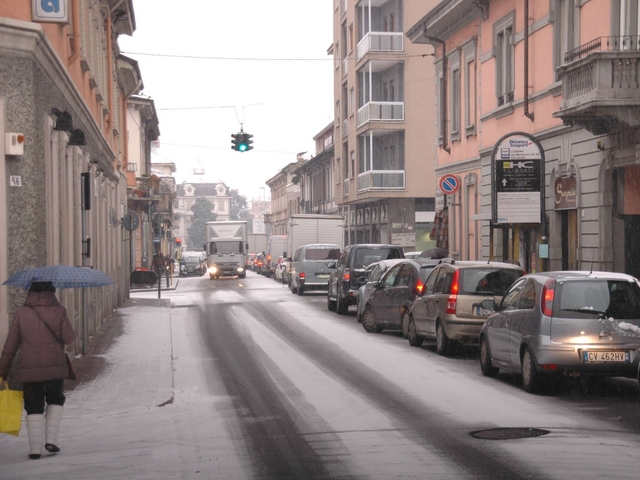 Lissone: dall’alba, la neveMezzi spargisale al lavoro