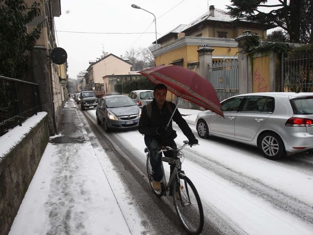 Neve in autostrada, stop ai tirVia al piano per le vie di Monza
