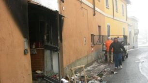 Besana, ladri incendiariin un negozio di alimentari