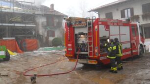 Correzzana, in fiammeuna vecchia palazzina