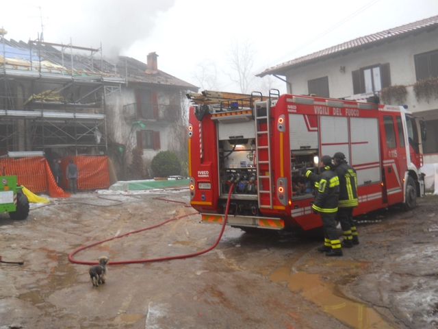 Correzzana, in fiammeuna vecchia palazzina