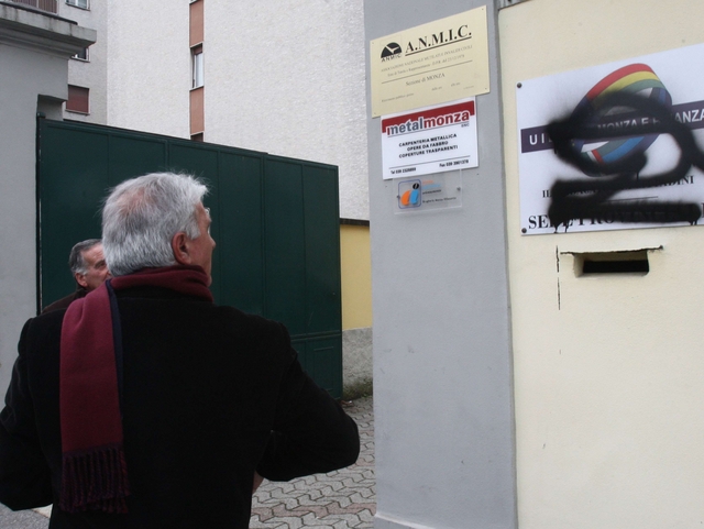 Monza, imbrattata la targadella sede della Uil Brianza