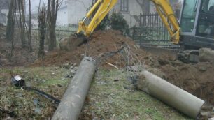 Un’auto abbatte un palo elettricoA Lentate quartiere resta al buio