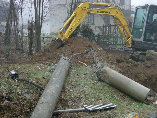 Un’auto abbatte un palo elettricoA Lentate quartiere resta al buio