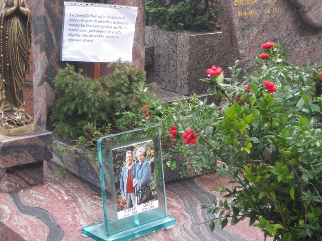 Meda, rubano di tutto al cimiteroFamiglia protesta sulla tomba